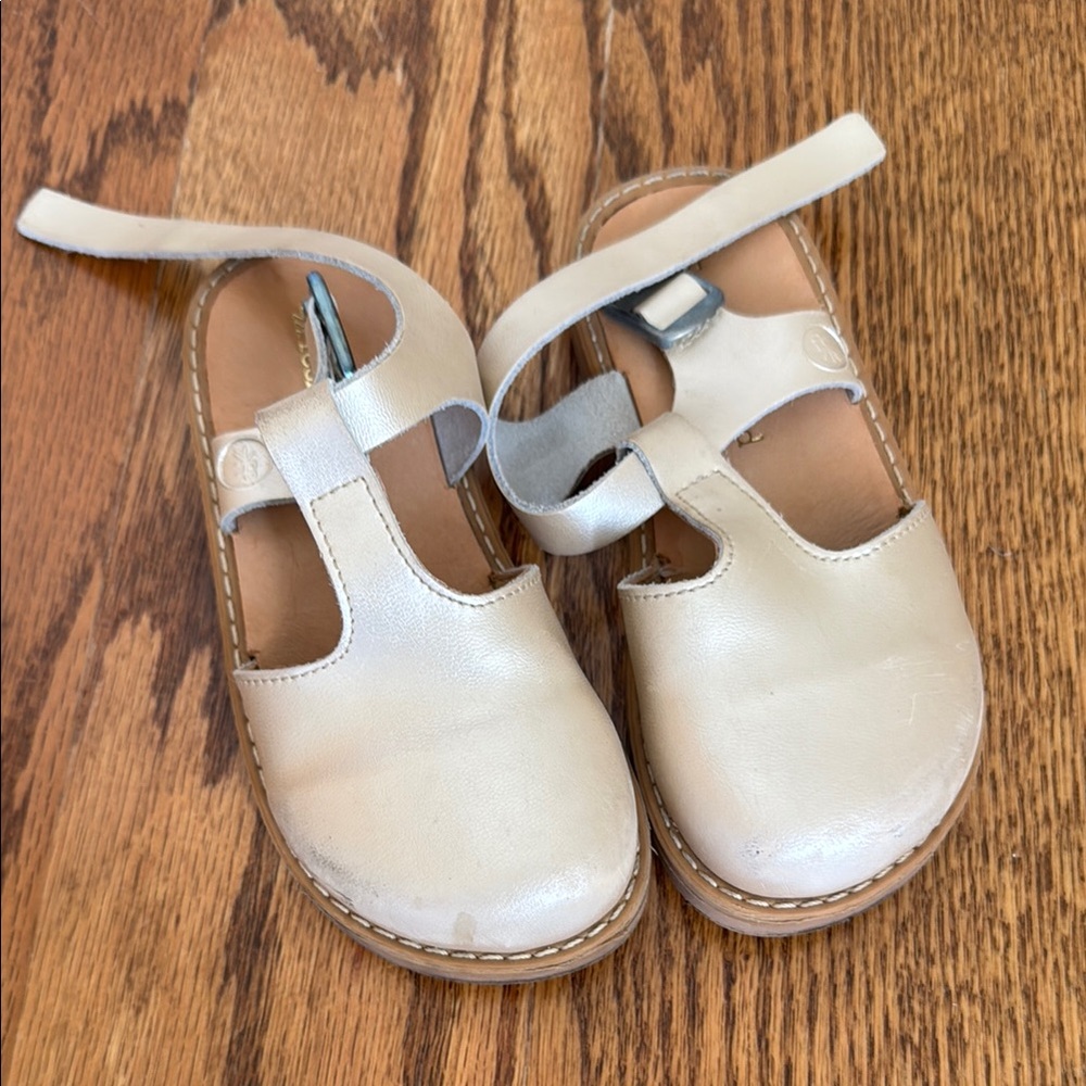 Freshly Picked Cream Dress Shoes with Classic Design